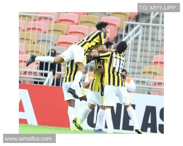 赖扬与伊蒂哈德激战正酣比分悬念引发球迷热议